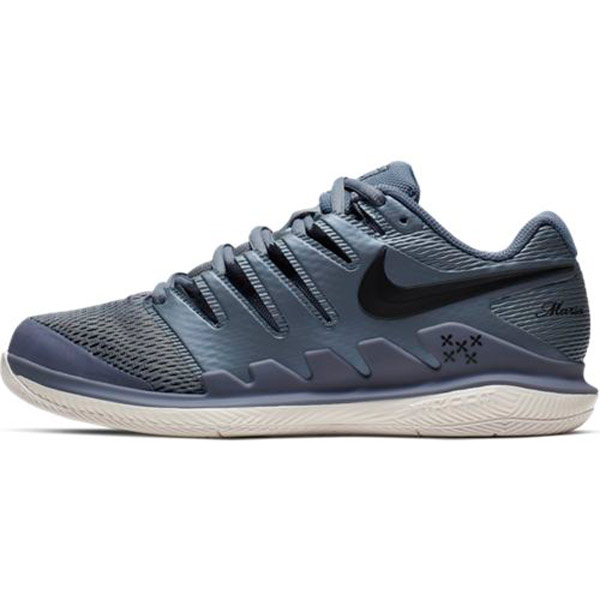 black and blue tennis shoes